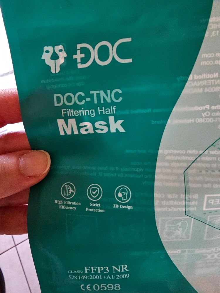 Grüne Verpackung einer FFP3  Maske Marke 
DOC TNC