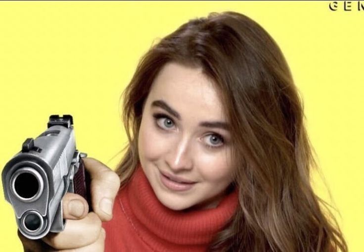 Foto da Sabrina Carpentereira segurando uma arma como forma de ameaçar os outros a me passarem o link do skoob