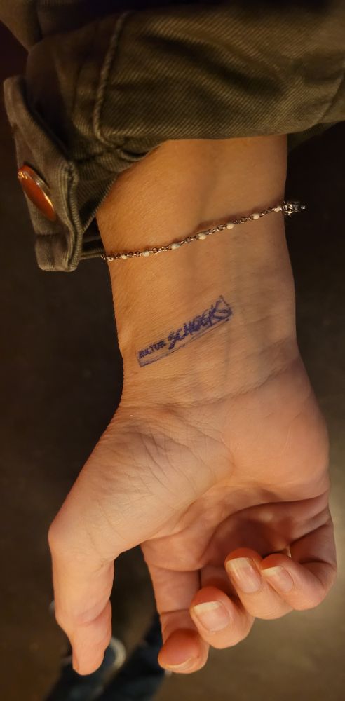 Bild von meinem Handgelenk mit einem Stempelaufdruck: Kulturschock