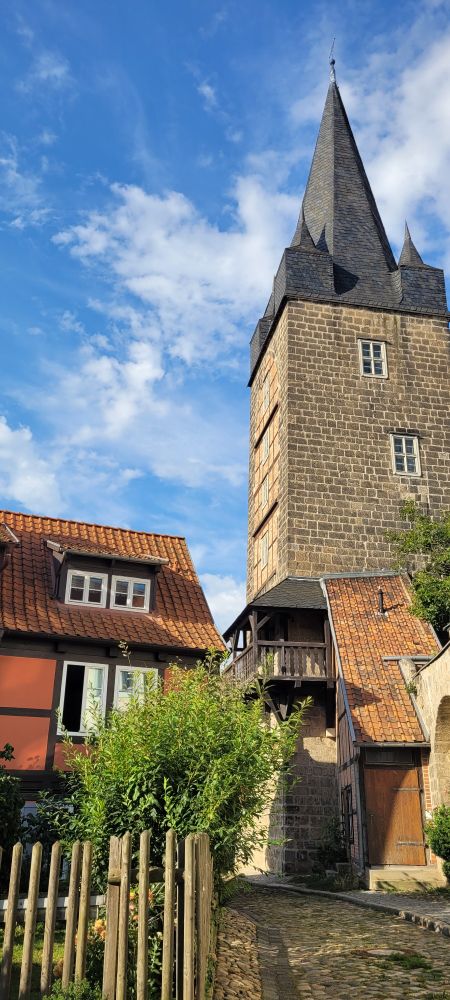 Rechts der Schreckensturm, links ein rotes Fachwerkhaus mit Garten