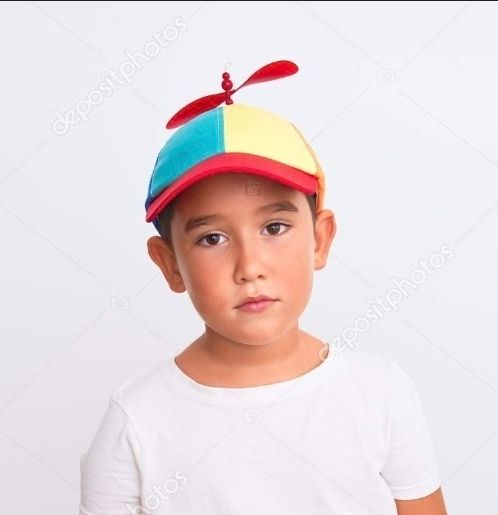menino com boné de helicóptero com cara meio amuada