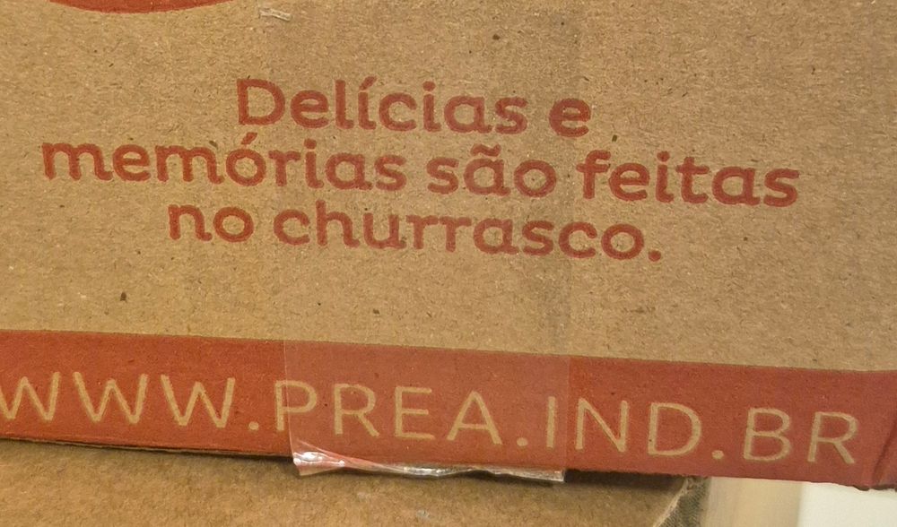 Caixa de papelão escrito "Delicias e memórias são feitas no churrasco"