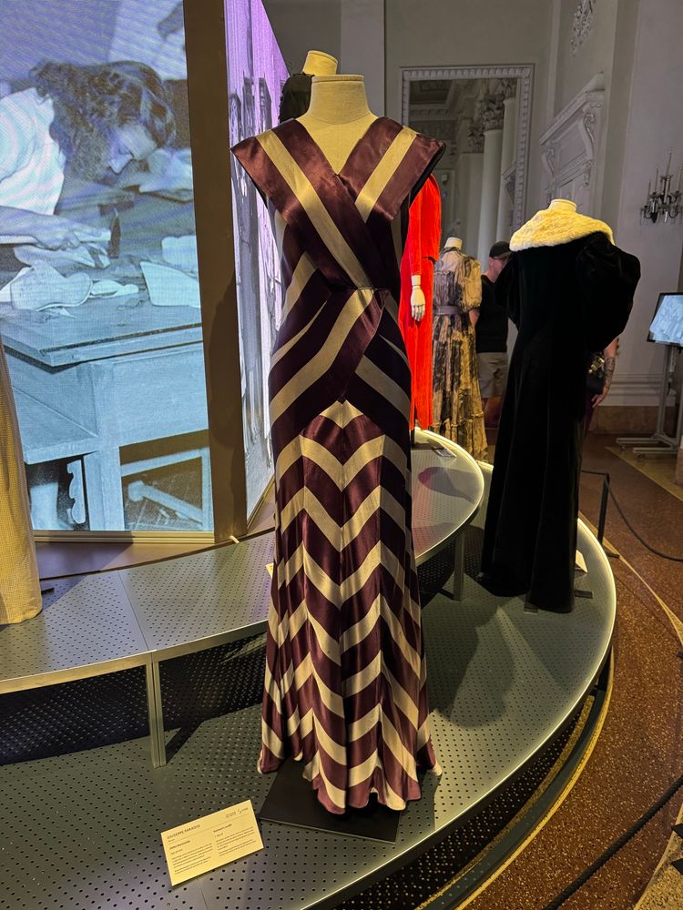 Women's outfit
C. 1935-38
Sleeveless garden party dress in pium and grey striped silk with plunging neckline. Different fab-
ric cuts create the herringione pattern and other
visual effect.
Boncompogni Ludovisi Museum for Decorative Arts, Costume and Fashion of the vg* and 20* Centuries, Rome