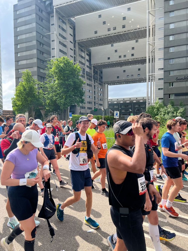 Op de foto zie je m'n zoon samen met andere lopers aan de start om aan de marathon te beginnen. 