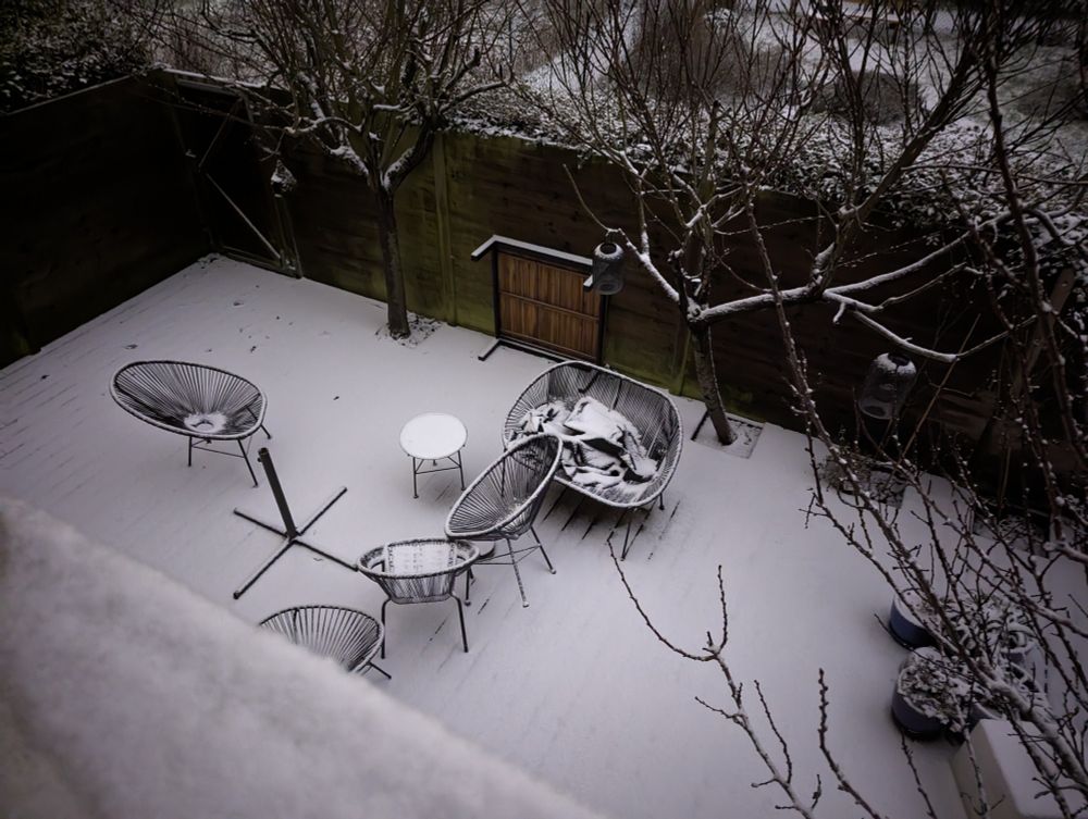 Mobilier de jardin sous la neige