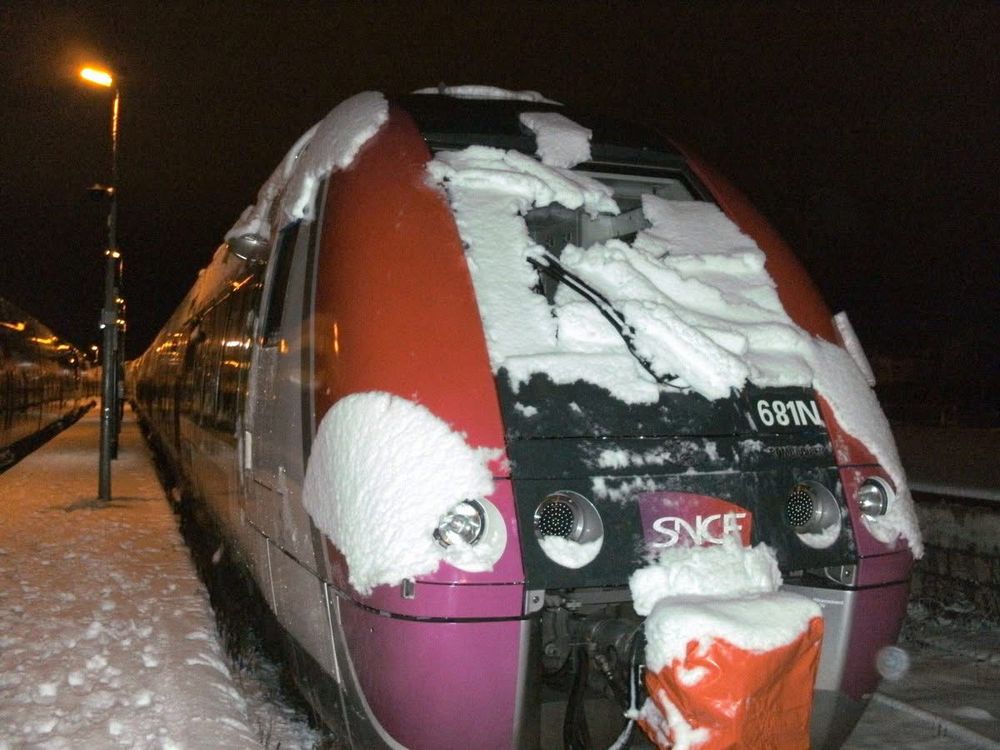 Une rame AGC du Transilien venant de passe la nuit en Gare de Provins et recouverte d'une couche de quelques petits centimètres de neige fraîchement tombée.