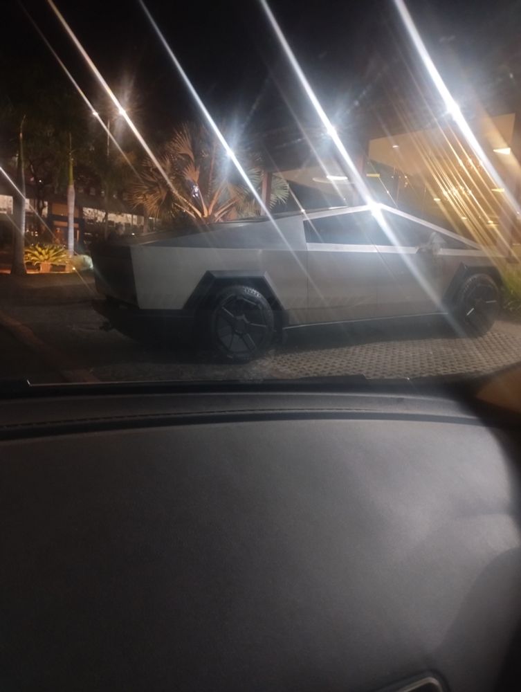 Um cybertruck estacionado