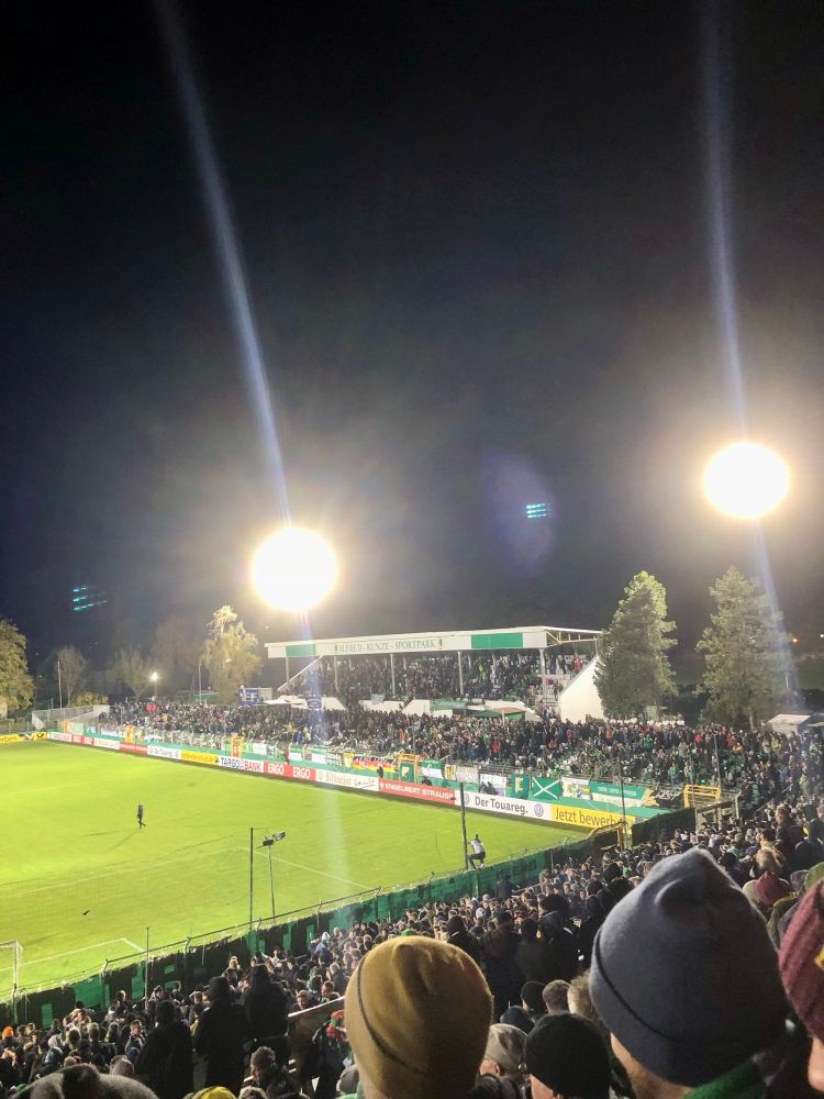 Alfred-Kunze-Sportpark in Leipzig-Leutzsch, erleuchtet vom Flutlicht