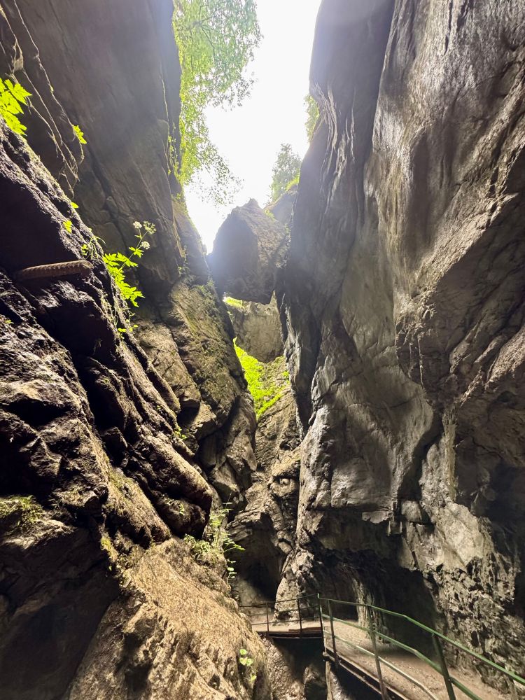 Weg durch die Breitachschlucht. Über dem Weg klemmen zwei Felsbrocken.