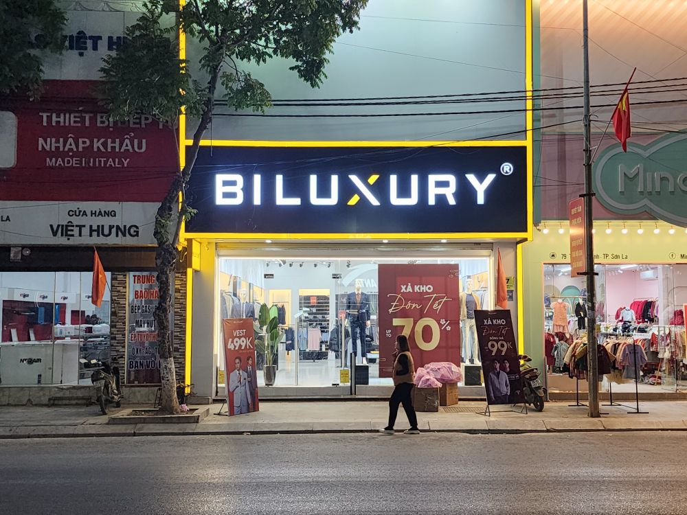 A store on one side of the road called BiLuxury