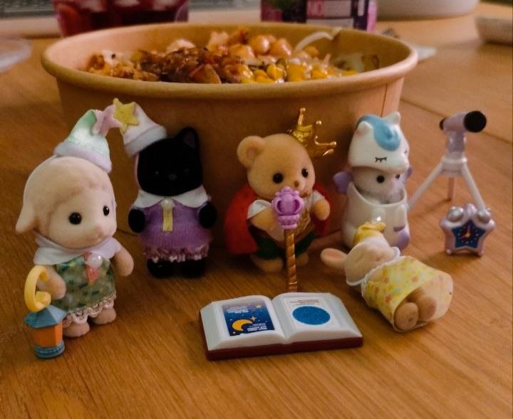 sylvanian families con trajecitos de pijama, gorritos y disfraces