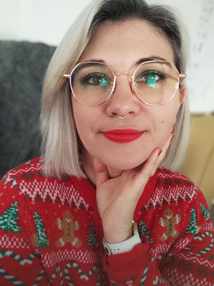 Juste parce que j'avais mis un joli rouge à lèvres, un beau pull de Noël et que je me trouvais jolie aujourd'hui alors je partage 😂 j'avais 0 motivation au boulot aujourd'hui et demain ça va être pire 😅
