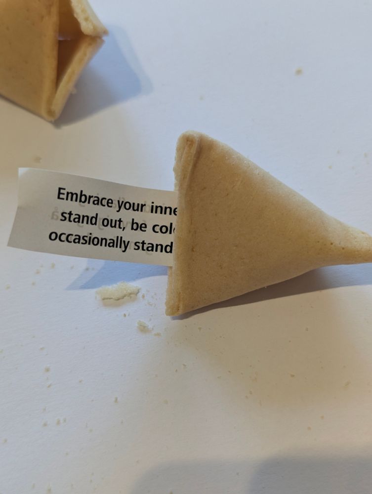 Lykkekake halvvegs ute av kaka. "Embrace your..."