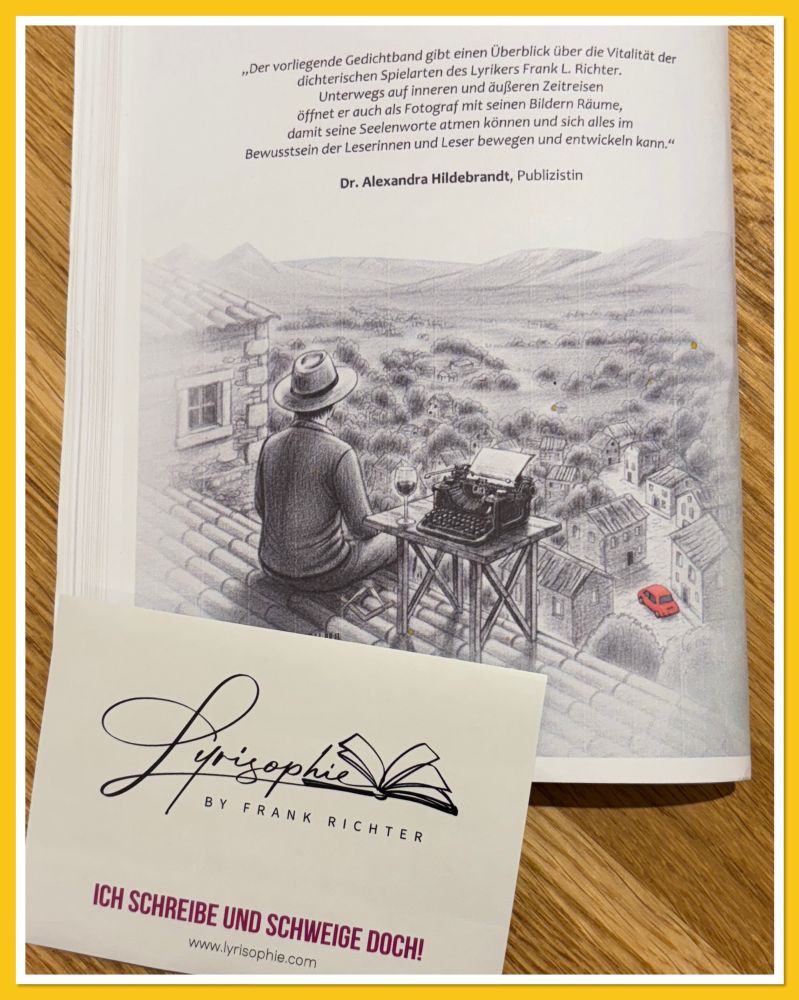 Mann mit Hut sitzt neben einer Schreibmaschine auf einem Dach und schaut über die Umgebung.