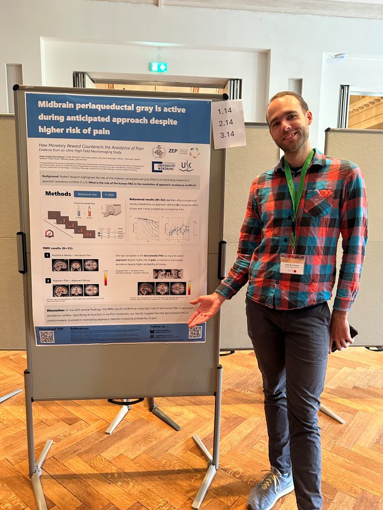 Me presenting my poster on the resolution of approach-avoidance conflicts.