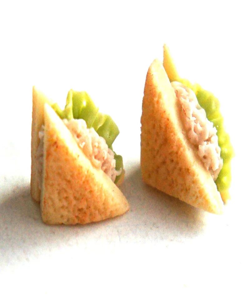 Dinkelvollkorntoast, leicht getoastet, mit veganem Eiersalat und grünem Salat, als Ohrstecker