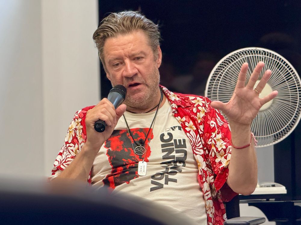 Lee talking on mic.