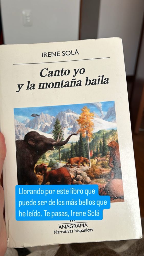 Una foto de la carátula del libro “Canto yo y la montaña baila” de Irene Solá, con la frase “Llorando por este libro que puede ser de los más bellos que he leído. Te pasas, Irene Solá” 