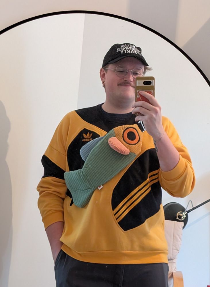 Mirror selfie showing off my new sling fish bag 