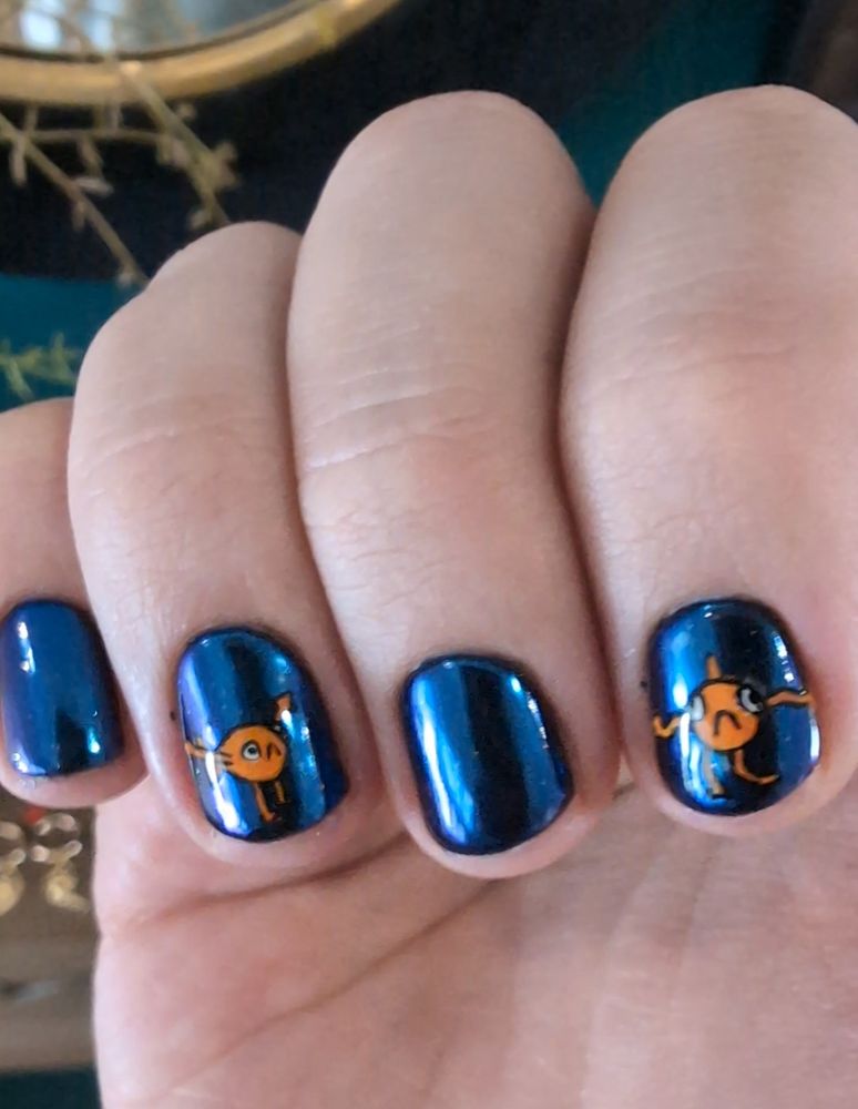 Manucure bleu chromé avec du nail art Poisson Steve