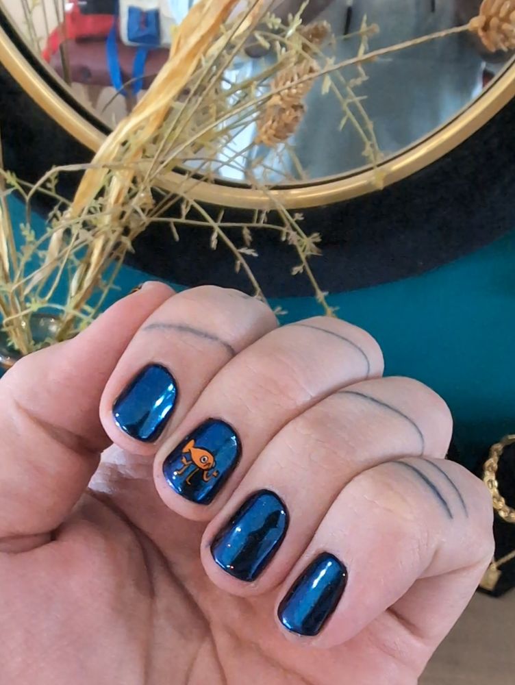 Manucure bleu chromé avec du nail art Poisson Steve