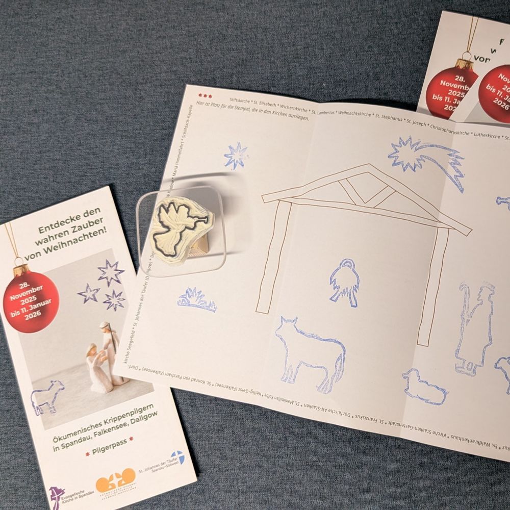 Flyer Krippenpilgern: geschlossen und aufgefaltet mit Stempelabdrücken der Krippenfiguren und einen Engelstempel 