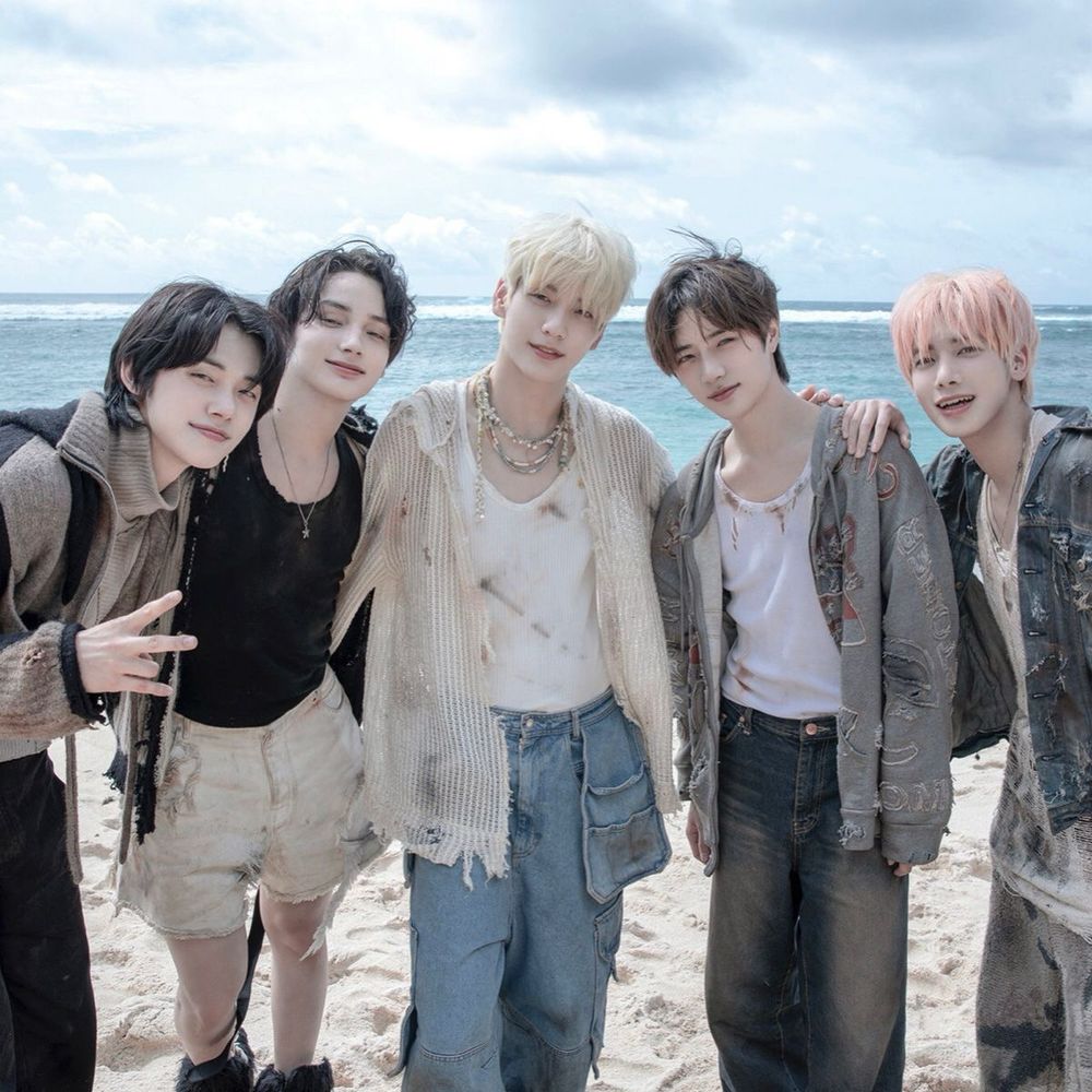 Txt group photo 