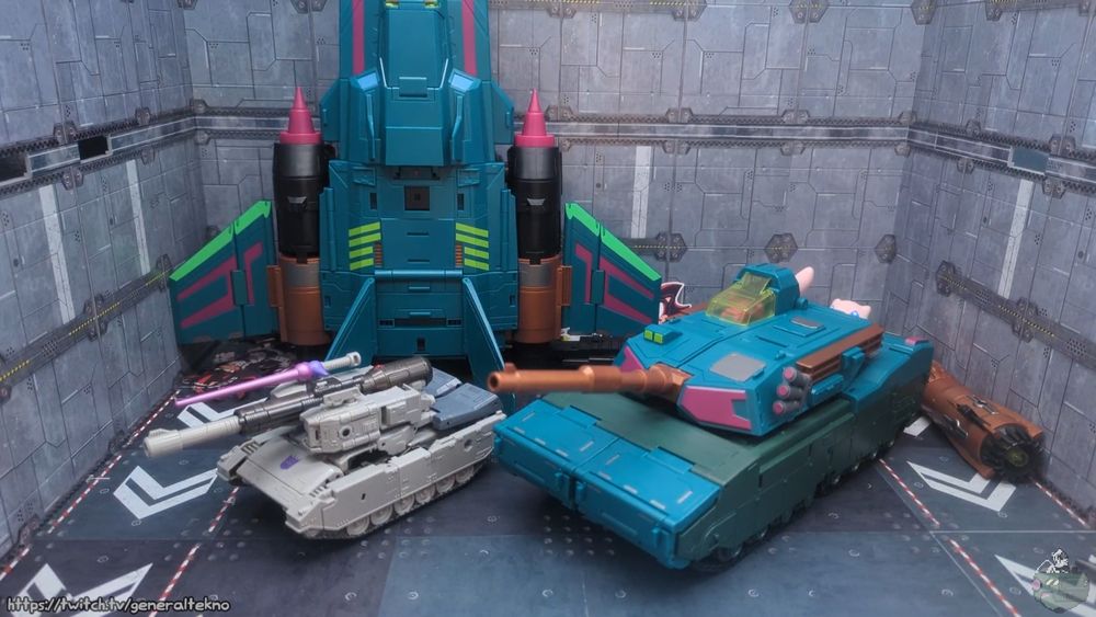 Tank next to Studio Series 86 Megatron's tank. IT BIG.