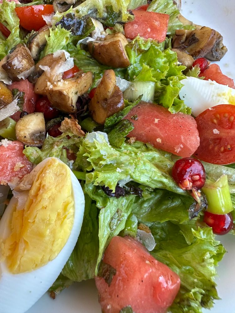 Wassermelone, Tomaten und Johannisbeeren, sowie Frühlingszwiebeln und Parmesan runden den Salat ab 