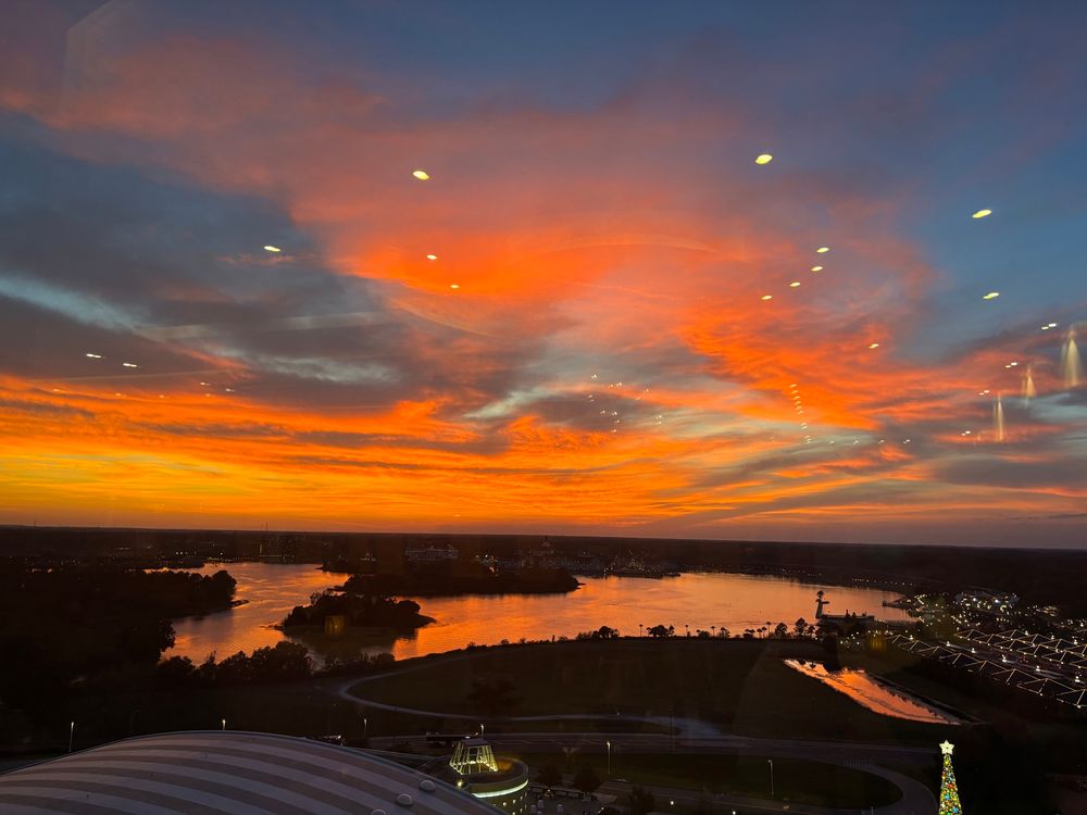 A picture of an absolutely gorgeous sunset in Orlando, Florida 