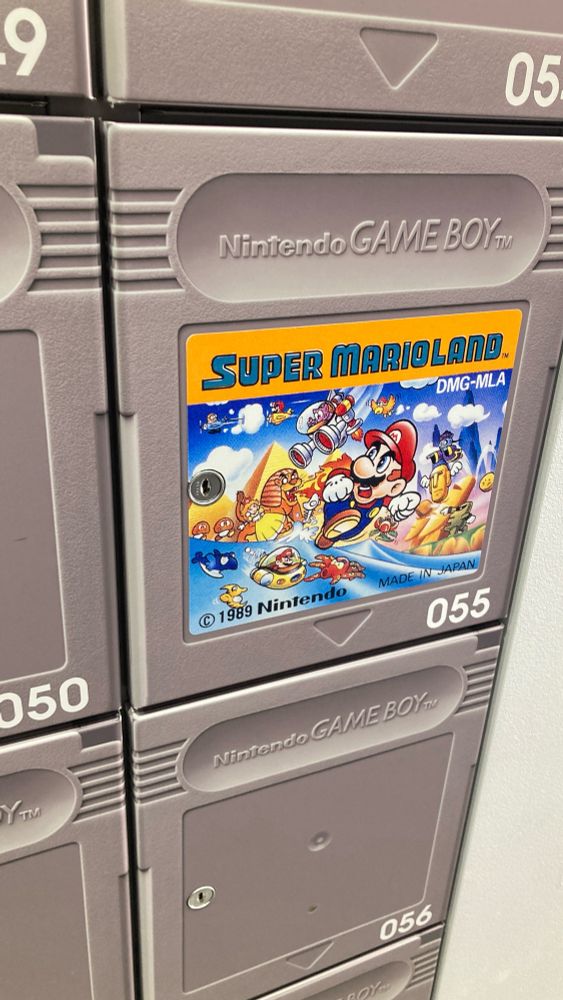 ニンテンドーミュージアムのロッカー。ゲームボーイのカセットみたいになっている。
