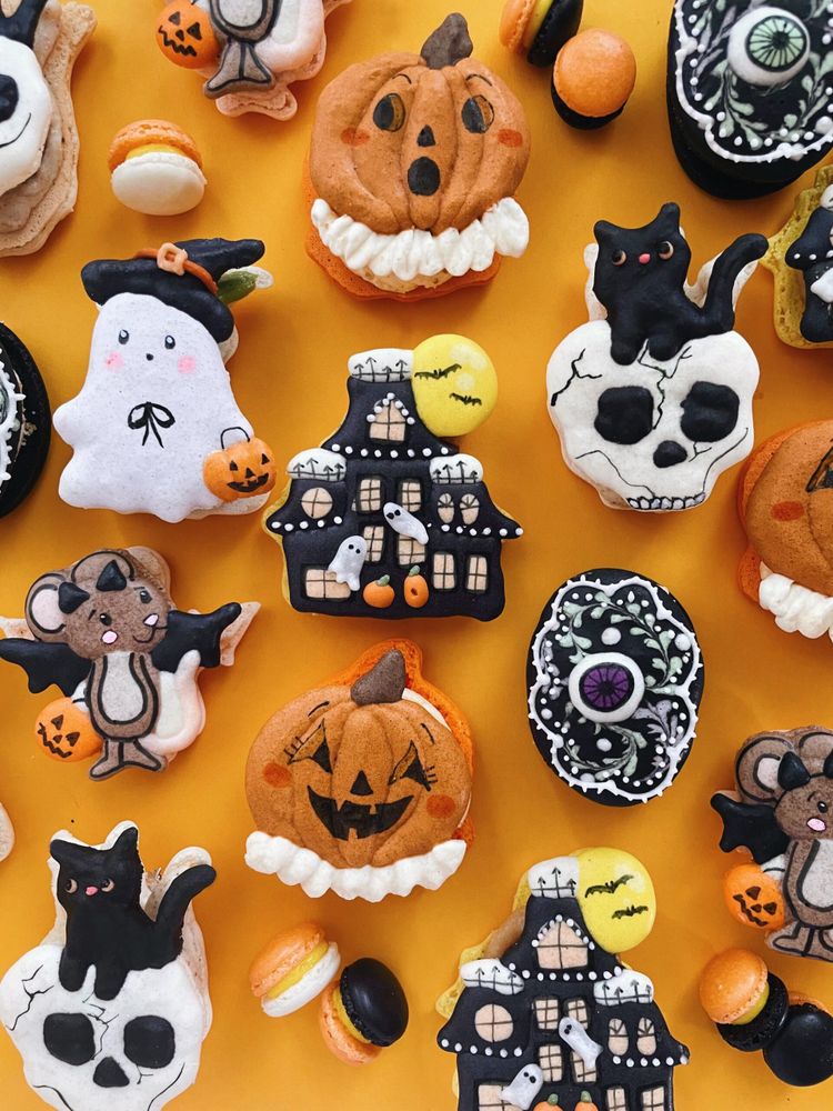 Halloween macarons for October: