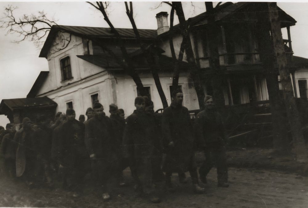 Fotografía de autor desconocido que retrata a varios prisioneros soviéticos en poder de la División Azul.