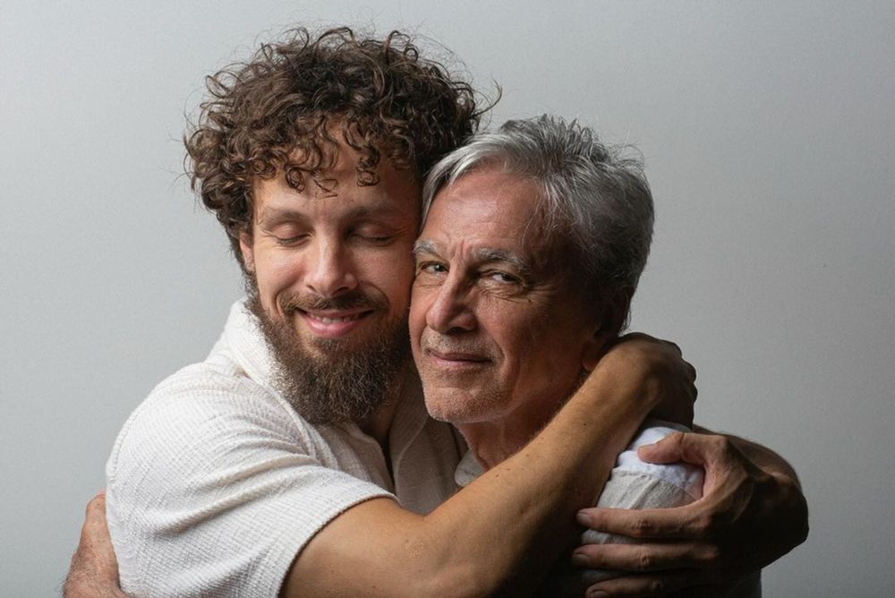 Leo Cavalcanti estreia show inspirado em paixões LGBT e faixa com Caetano Veloso