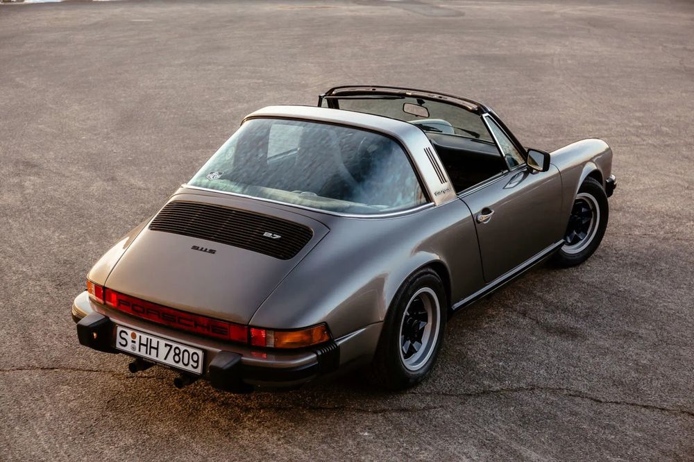 A Porsche 911S Targa 2.7 from 1977, also featuring a continuous taillight.