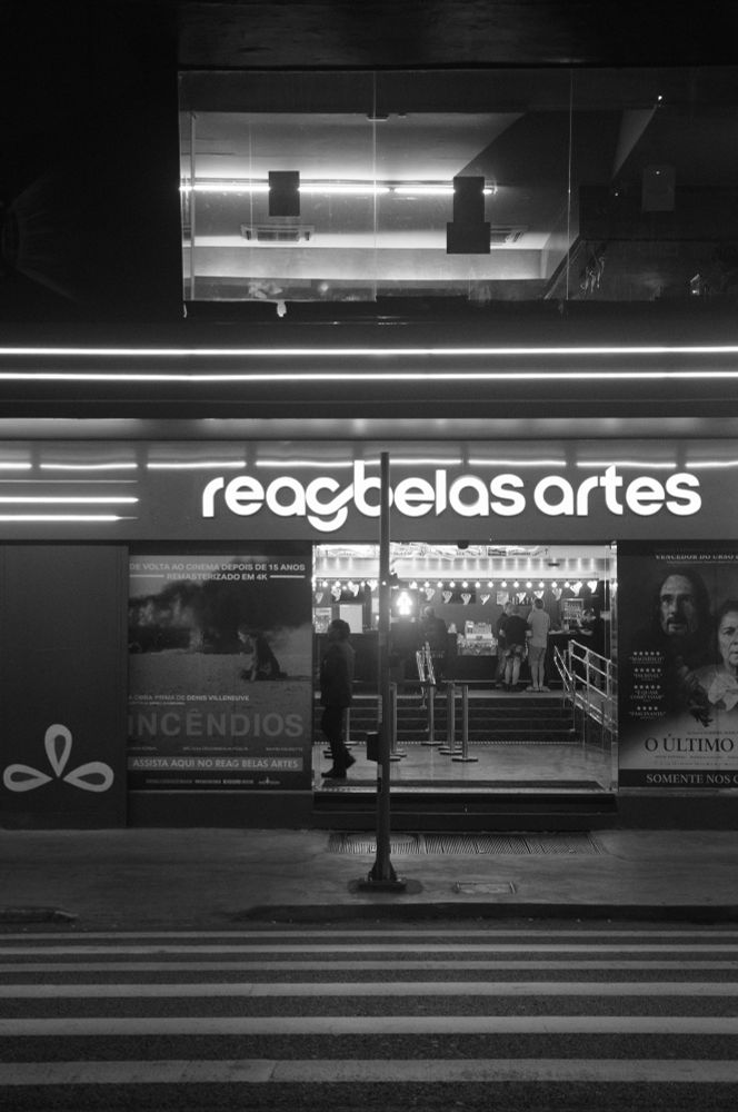 Photo en noir et blanc de la façade du cinéma situé rue Consolação à São Paulo.