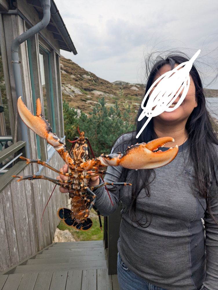 Svært blid sambo med en nyfanget hummer.