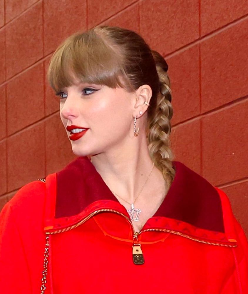 Taylor wearing an 87 necklace 