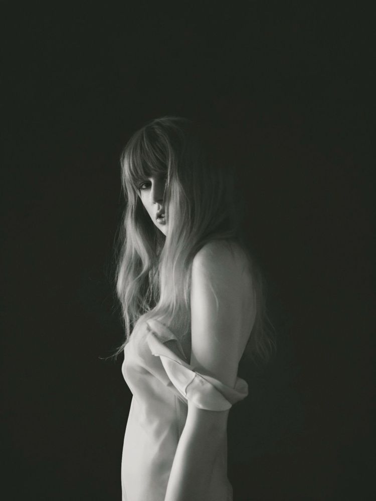 Taylor Swift black and white picture 