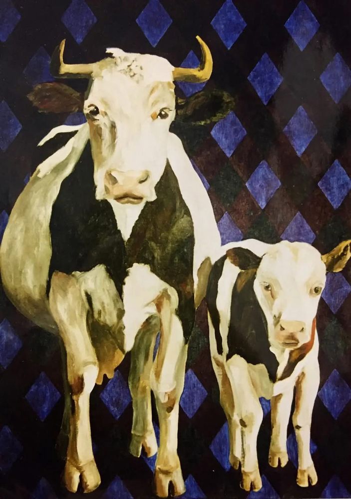 Gemälde: Eine schwarz-weiß gefleckte Kuh und ihr Kalb stehen Seite an Seite vor einem Hintergrund aus blauen Rauten und gucken aus dem Bild heraus. 