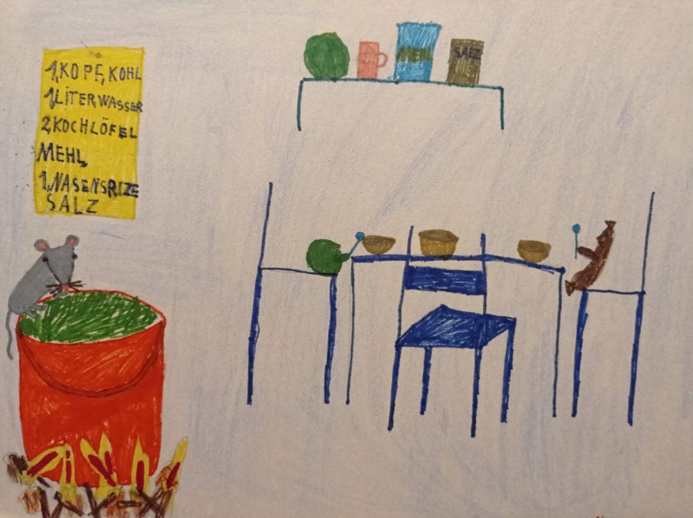 Kinderzeichnung: ein Tisch, auf dem drei Schüssechen stehen. Drei Stühle, auf einem sitzt eine Erbse, auf einem anderen eine Bratwurst, beide halten Löffel in der Hand. An der Wand darüber ein Regal, darauf ein Kohlkopf, ein Messbecher, Mehl und Salz. Links vorn brennt ein Feuer, darauf ein großer Topf voll mit Suppe. Auf dem Rand sitzt eine Maus. Hinter ihr an der Wand auf großem Zettel ein Suppenrezept.