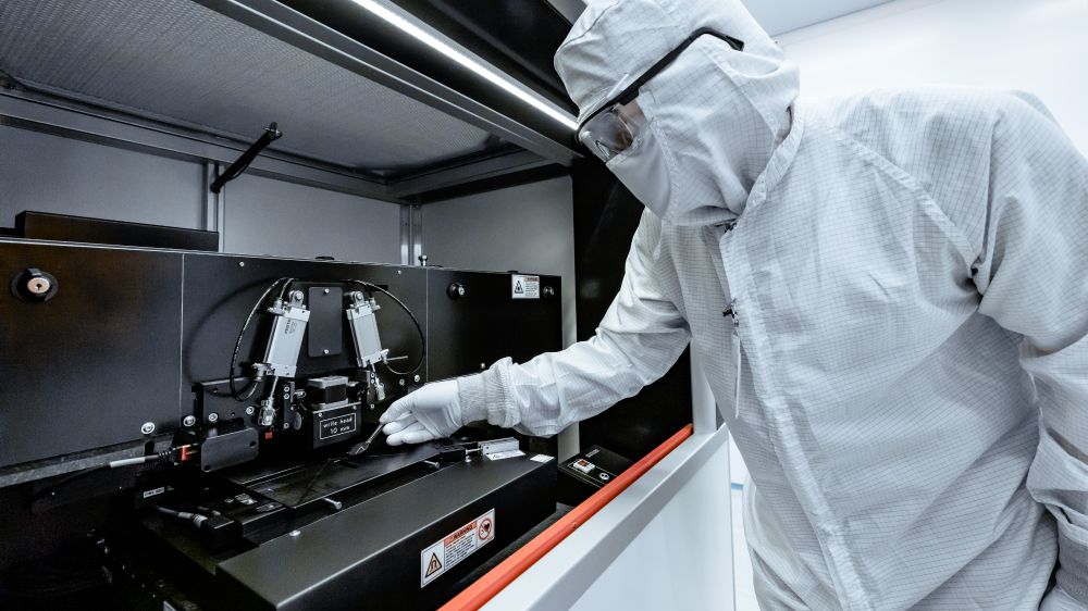New trapped-atom qubit technology translates to industry-ready quantum computing product - College of Engineering - University of Wisconsin-Madison