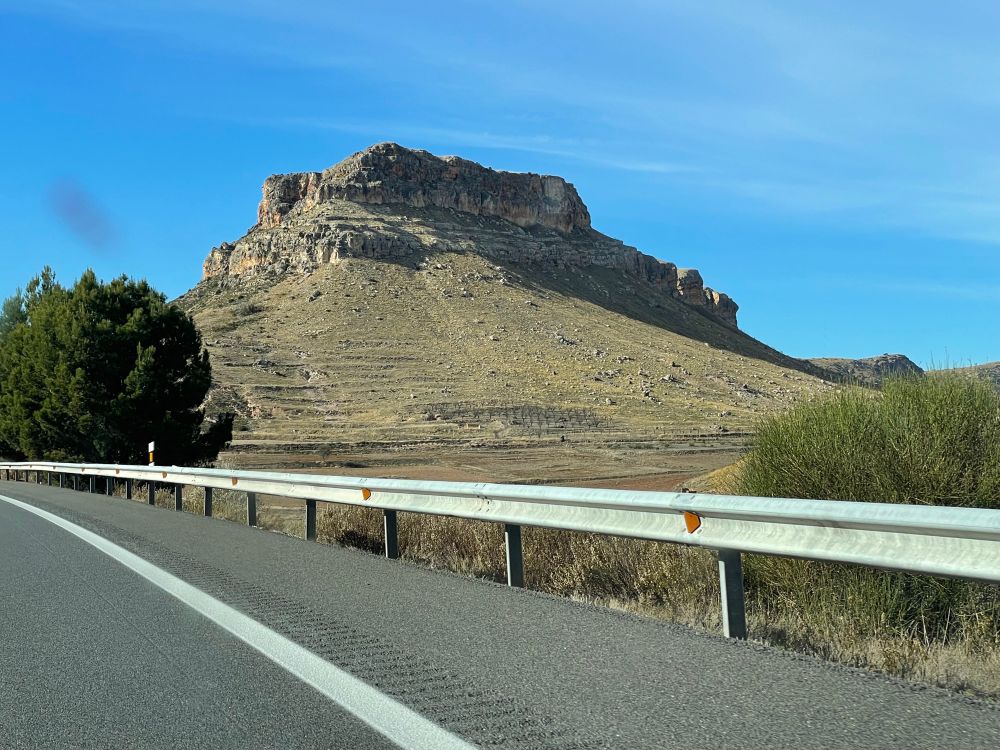 Beeindruckende Felsen neben der Autobahn. 