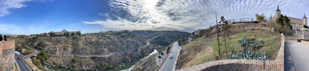 Panoramablick von einer Aussichtsplattform über das Tal mit Burg und Schloss rüber zum herrschaftlichen Schloss in Toledo. 