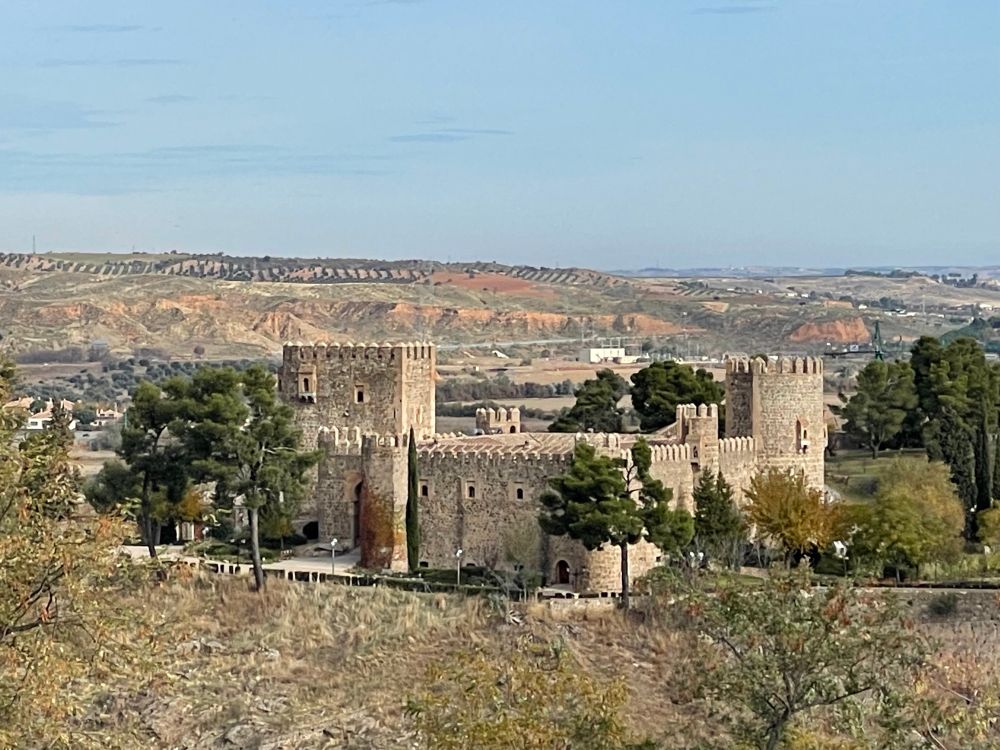 Burg auf der anderen Seite des Flusses von Toledo. 
