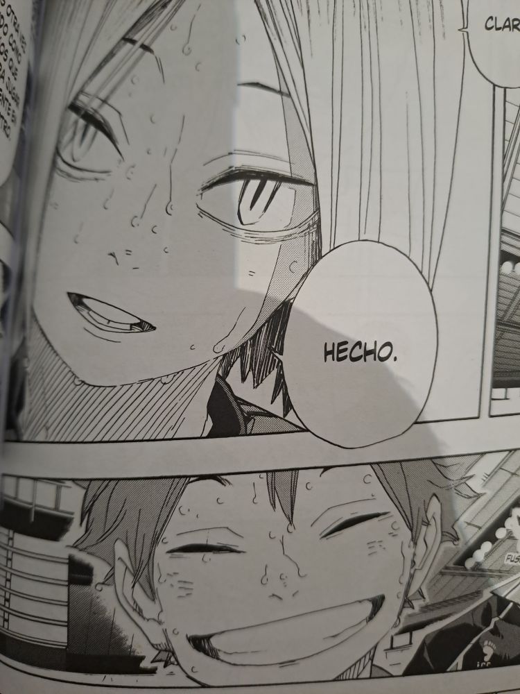 Un personaje dice Hecho y el otro sonríe mucho