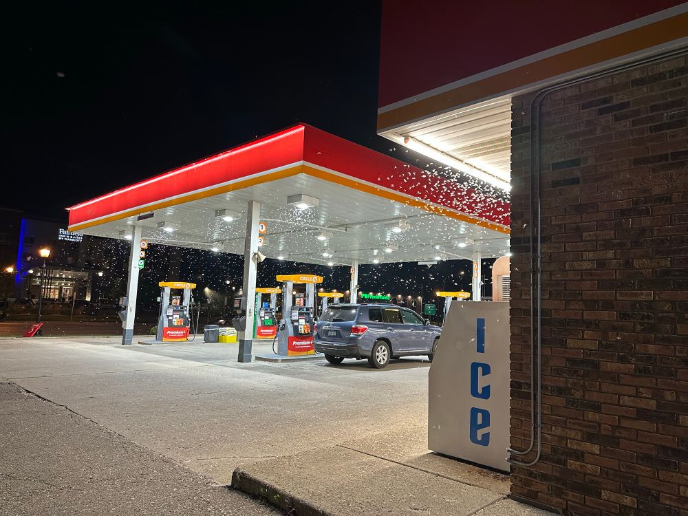 circle k ga station, somewhere in minnesota, with 749,562 mayflies 