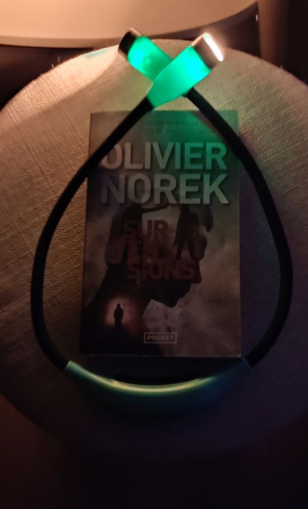 Le même tour de cou en lampe de lecture avec une intensité plus faible