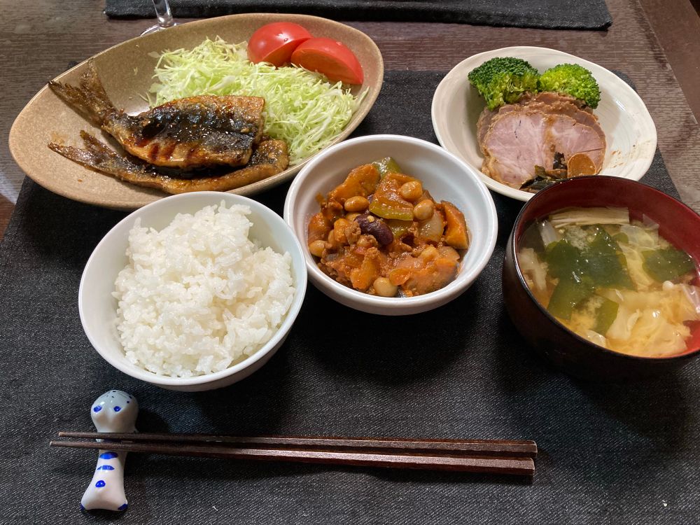 Grilled horse mackerel 
Pork stewed in soy sauce
& 
Bean and vegetable stew