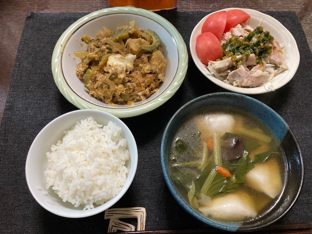 Bitter Melon Stir Fry
Steamed chicken salad
&
Boiled dumpling soup
